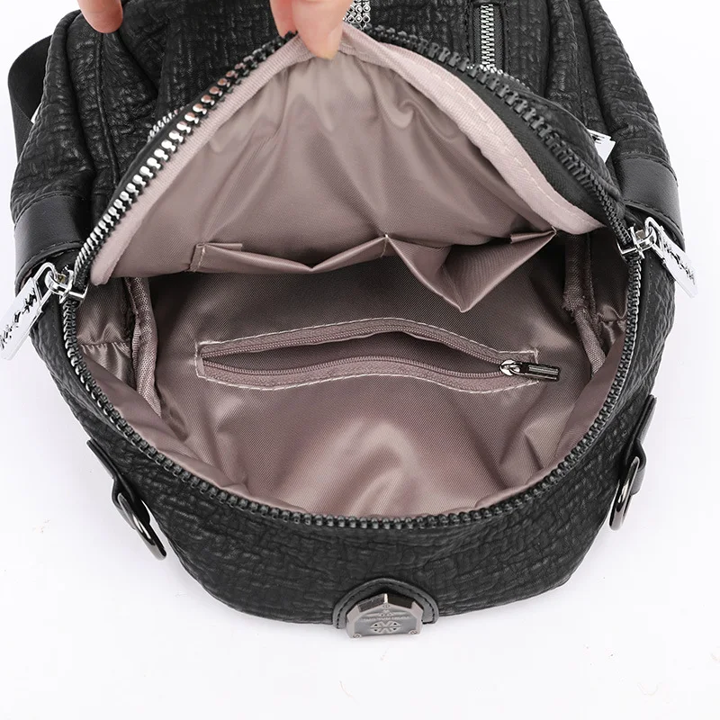 Title 2, Große Leder-Schultertasche mit Diamanten Geräum...