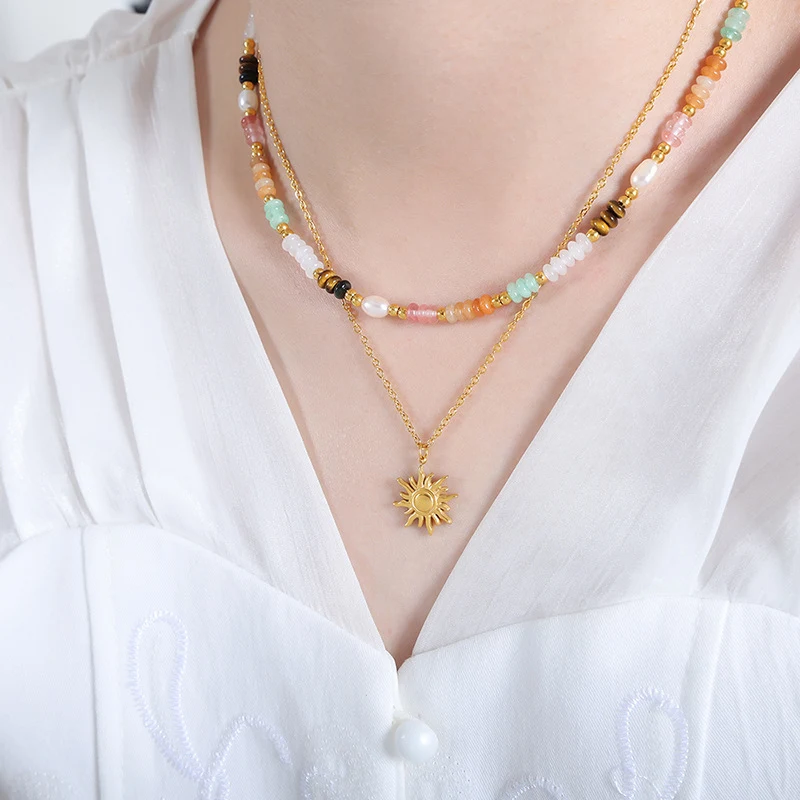 Collana con pendente a forma di sole, stile britannico, moda lusso accessibile. Un gioiello unico per un look elegante e sofisticato.
