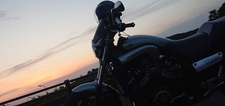 izooさんが投稿したV-MAX1200・お手軽ドレスアップ・リムステッカー・ホワイトレター・V4に関するカスタム事例の投稿画像5枚目