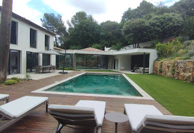 Maison contemporaine avec piscine et jardin 5