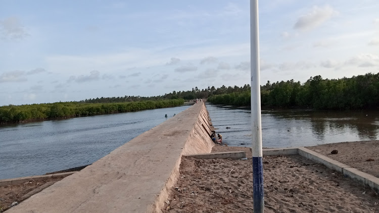 The narrow Faza footbridge does not have guard rails either.