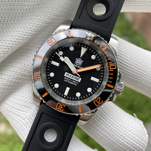 Title 4, Mens sports fine steel mechanical diving watch...