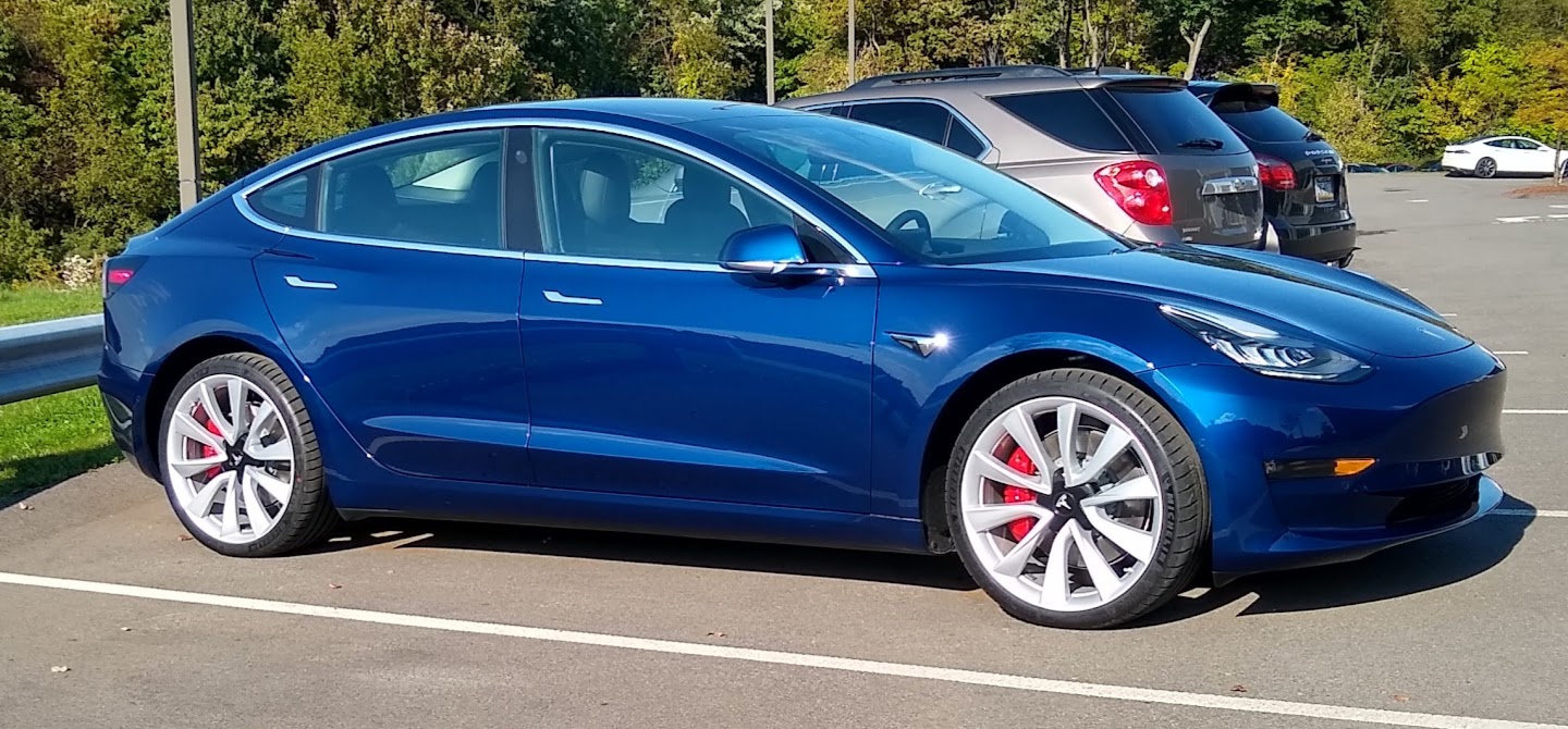Kyle Connor from Out of Speccharges his Model 3 to 50%..