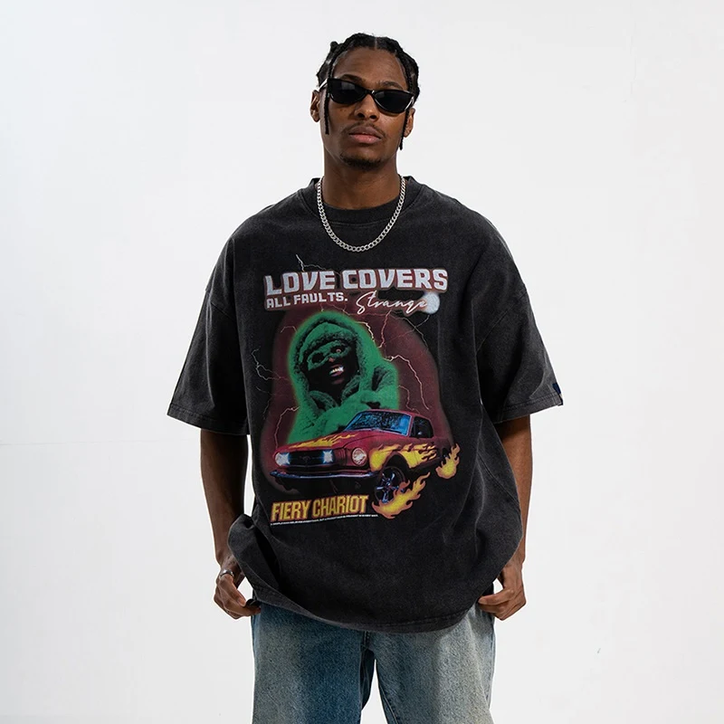 T-shirt homme ample, style rétro, imprimé urbain, effet délavé. Confort et look branché pour un style décontracté.