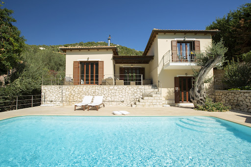 Prestige villa for sale in Lefkada (Greece) with pool and garden