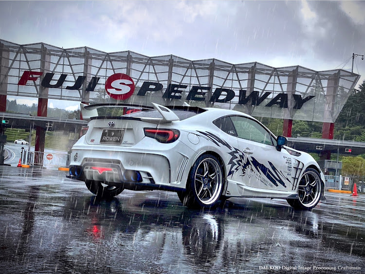 86のROWEN・KUHL & VRARVA 大感謝オフ会・富士スピードウェイ・ずぶ濡れの愛車・一部フィクションが含まれていますに関するカスタム事例の投稿画像1枚目