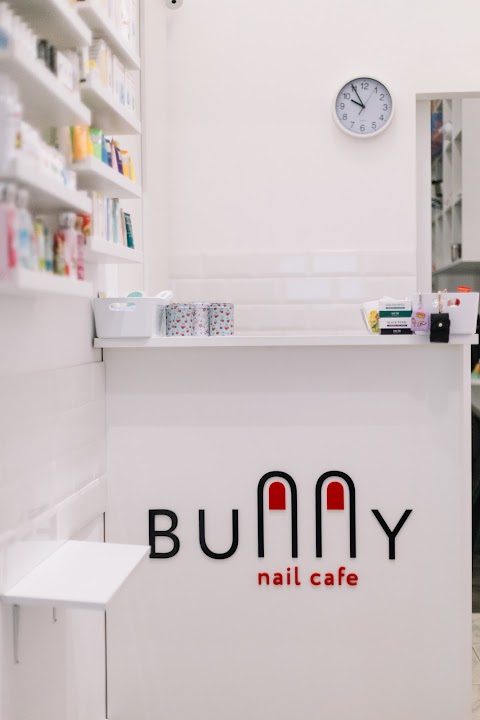 Bunny nail cafe