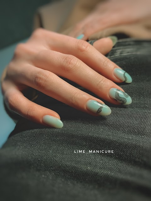 Lime manicure