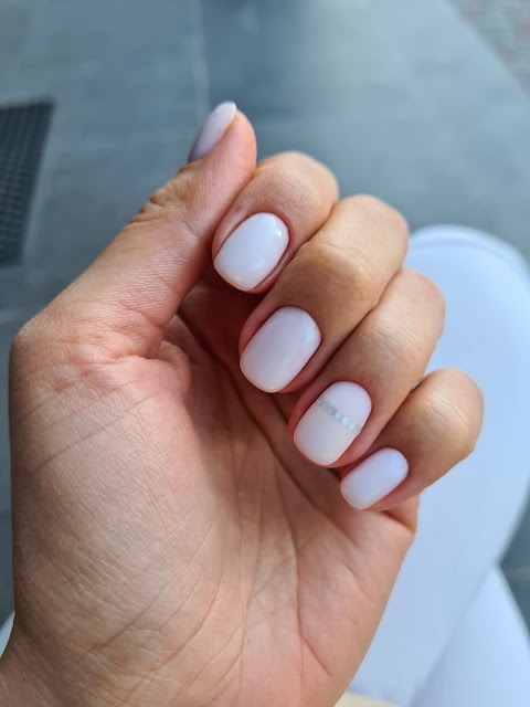 White Nail Art