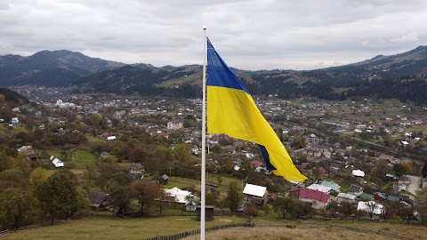 Флагшток з прапором України