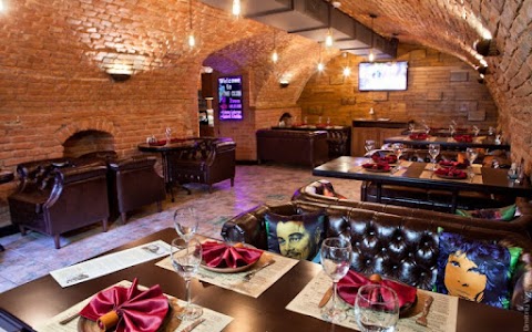 Wine club - Винный бар с богатой винной картой, отличной кухней и кальяном