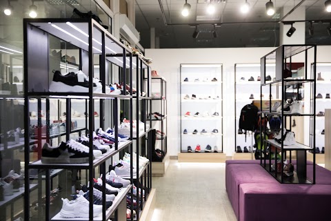 Trendy Shoes Store