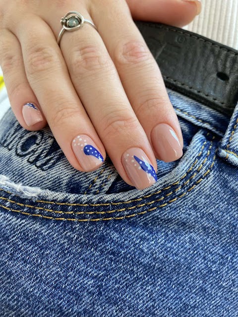 маникюр студия Hello Nails Kyiv