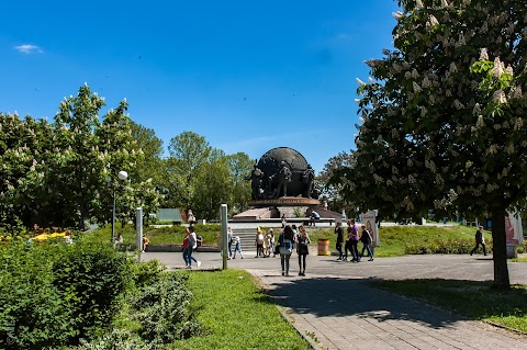 Пам'ятник корабелам та флотоводцям Миколаєва