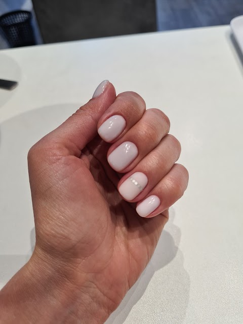 White Nail Art