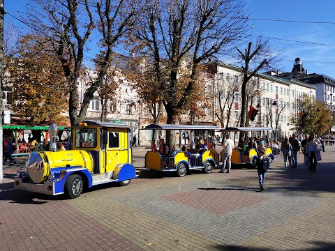 Майдан перед Кінотеатром Ім Т.Г.Шевченка