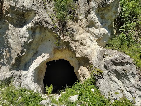 Винні підвали в скелі