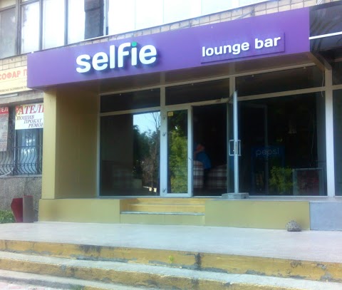 Selfie lounge bar