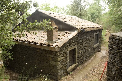 Baita nei boschi del Parco dell'Etna