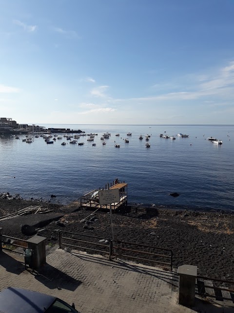 Un tuffo nella baia di Capomulini