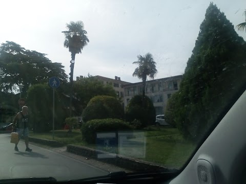 Ospedale Santa Chiara - Ingresso Ambulanze | Saint Clare's Hospital - Ambulance Entrance