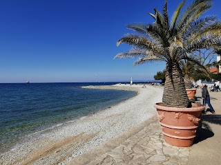 Faro sulla spiaggia di Isola