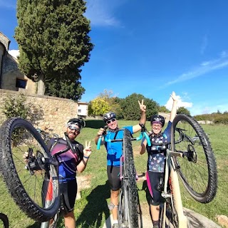 SERENA MAZZI GUIDA ACCOMPAGNATRICE MOUNTAIN BIKE BIBBIENA SENTIERI NEL CUORE DELLA TOSCANA