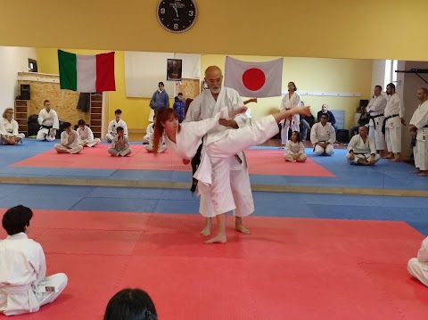 Dojo Karate Frosinone - Scuola karate, Corsi per bambini e adulti, Corsi Difesa personale Donne ed Uomini.