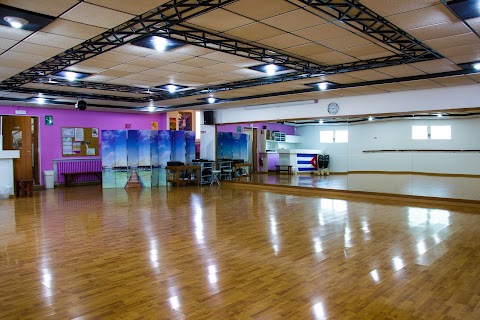 Scuola Di Ballo a Moglia Escuela Loca!
