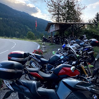 Hôtel Belvédère. Relais Motards sur la Route des Grandes Alpes. Proche du col du Pt St Bernard et du col de l'Iseran