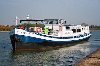 Vita Pugna Barge