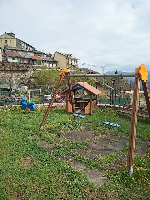 Parco giochi attrezzato