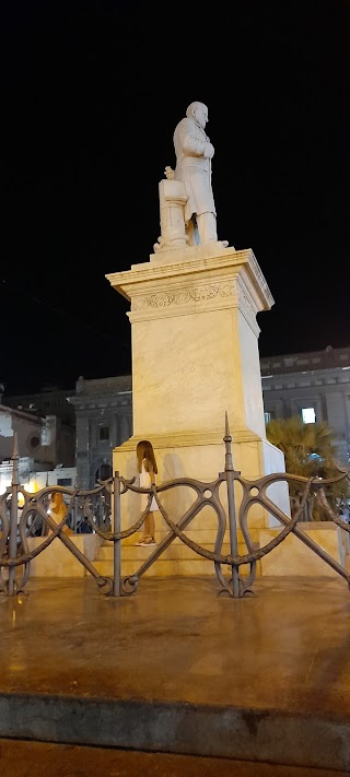 Monumento a Ruggero Settimo.