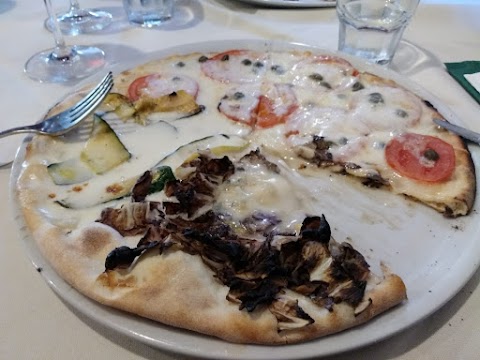 Pizzeria Mystic Pizza - Cucina Vegetariana - Specialità Carne - Cucina Casereccia - Camaiore