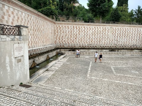 Fontana delle 99 Cannelle