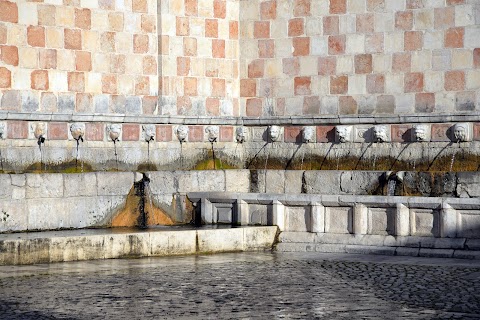 Fontana delle 99 Cannelle