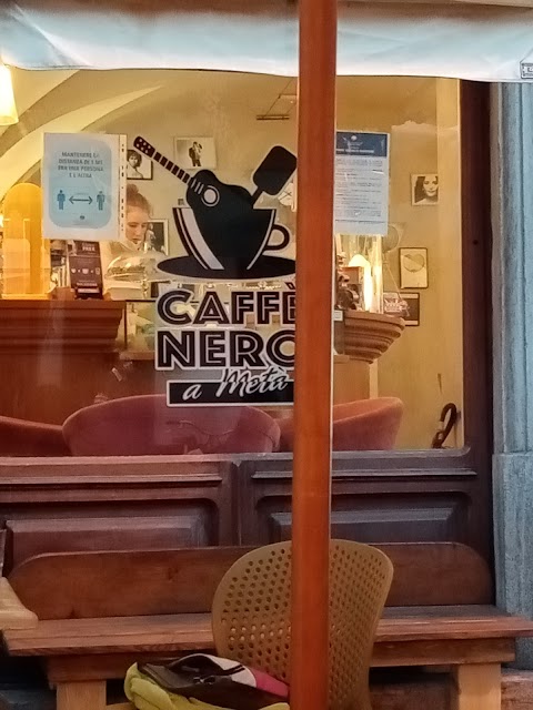 Caffè Nero a Metà