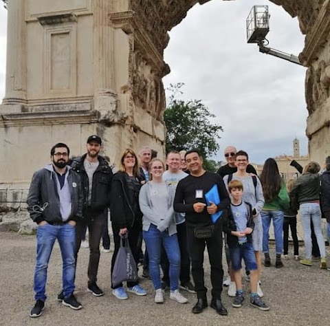 Travelers tour Roma