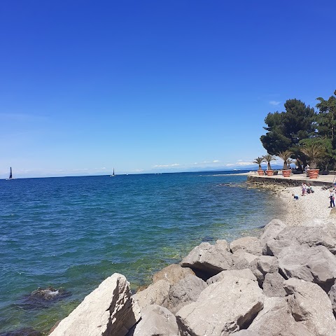 Faro sulla spiaggia di Isola