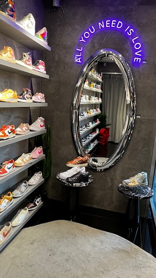 Retro Store Roma - Best sneakers shop Rome - Jordan 1 Sneakers - Dunk low - Adidas Yeezy - Streetwear e Sneakers Shop Roma