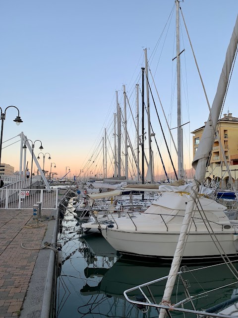 Noleggio Auto e Furgoni Maggiore AmicoBlu - Aeroporto di Genova