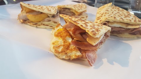 Piadineria Crudo E Fontina