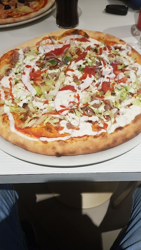 Pizza in Piazza di Ghattas Iskander