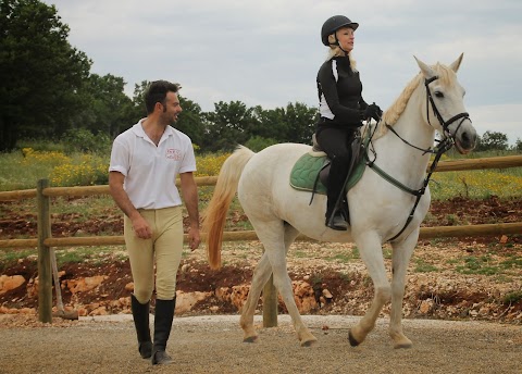 Maneggio "A.s.d. Equestrian Academy" - Monopoli - Scuola di Equitazione