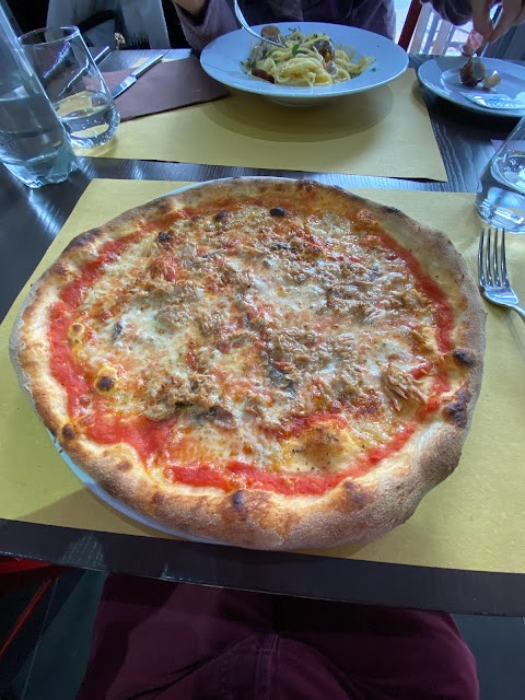 Pizzeria Mezzaluna