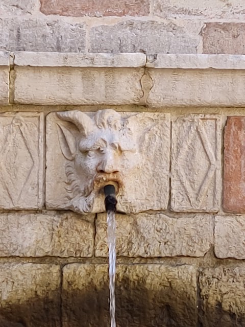 Fontana delle 99 Cannelle