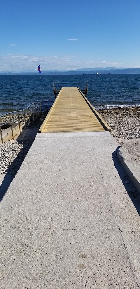 Faro sulla spiaggia di Isola