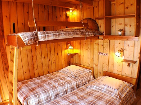 CHALET LE PARADOU, Table and Bed