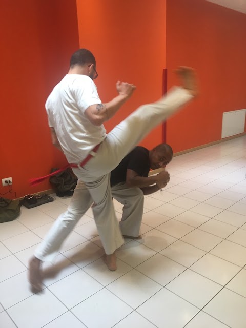 Capoeira Bologna - Meia Lua Inteira