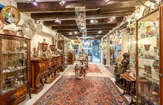 Antiquariato Rachtian Houshang Venice Shop